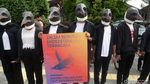Topeng Penguin Warnai Aksi Greenpeace Indonesia di CFD