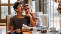 Namun, Eljuanpa Zurita sudah memiliki kekasih hati bernama Rose. Mereka berdua sering menghabiskan waktu untuk makan bersama. Seperti saat liburan di Afrika ini, mereka tampak asyik makan siang bersama dengan Jerapah. Foto: Instagram @eljuanpazurita