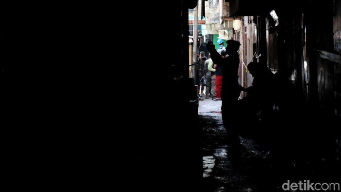 Satpol PP menyegel kafe-kafe di lokalisasi Gang Royal, Penjaringan, Jakarta Utara, Senin (10/2/2020). Penyegelan ini buntut dari kasus prostitusi di Kafe Khayangan yang mempekerjakan ABG sebagai PSK.