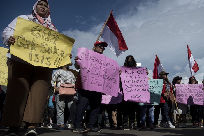 Peserta aksi yang tergabung dalam Barisan Relawan Bhinneka Jaya (Barabaja) berunjuk rasa dengan membawa poster di depan Istana Merdeka Jakarta, Senin (10/2/2020). Mereka menolak rencana pemulangan sekitar 600 warga negara Indonesia (WNI) eks ISIS kembali ke Indonesia. ANTARA FOTO/Wahyu Putro A/wsj.