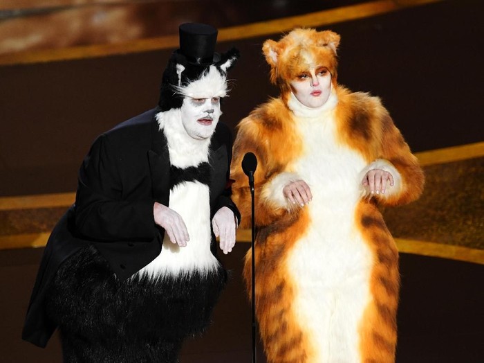 James Corden dan Rebel Wilson HOLLYWOOD, CALIFORNIA - FEBRUARY 09: (L-R) James Corden and Rebel Wilson speak onstage during the 92nd Annual Academy Awards at Dolby Theatre on February 09, 2020 in Hollywood, California. (Photo by Kevin Winter/Getty Images)