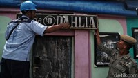 Kafe-kafe yang berada di pinggir rel kereta api juga ditertibkan.