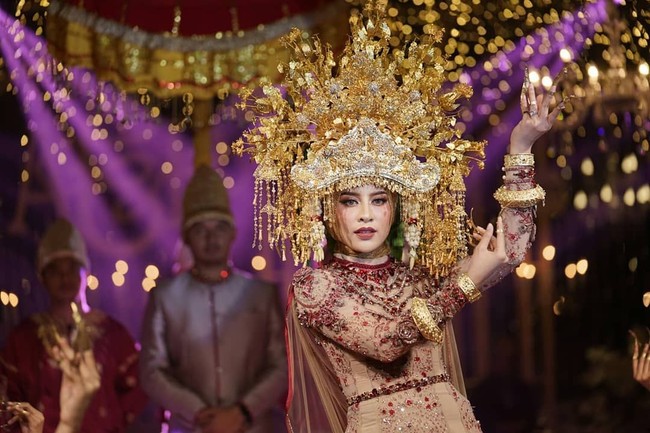 Selebgram Aghnia Punjabi mengusung tema adat Palembang untuk resepsi pernikahan. Ia pun mengenakan baju pengantin khas Palembang berwarna merah-emas karya desainer Ayu Dyah Andari. Foto: instagram @royalstory.picture
