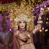 Selebgram Aghnia Punjabi mengusung tema adat Palembang untuk resepsi pernikahan. Ia pun mengenakan baju pengantin khas Palembang berwarna merah-emas karya desainer Ayu Dyah Andari. Foto: instagram @royalstory.picture