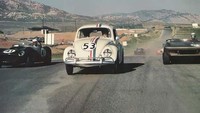 Mendengar kata Herbie tidak bisa dipungkiri kalau bayangan sebuah VW Beetle model 117 Deluxe kelir putih dengan nomor balap 53 pasti hadir di pikiran. Foto: Walt Disney