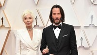 Keanu Reeves bersama Patricia Taylor saat hadir di Oscar 2020 di California, AS pada Senin (10/2). Amy Sussman/Getty Images