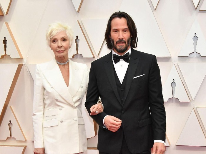 Keanu Reeves HOLLYWOOD, CALIFORNIA - FEBRUARY 09: Patricia Taylor (L) and Keanu Reeves attends the 92nd Annual Academy Awards at Hollywood and Highland on February 09, 2020 in Hollywood, California. (Photo by Amy Sussman/Getty Images)