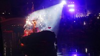 Karnaval Venesia tak hanya berlangsung di pagi hingga siang hari. Beragam atraksi menarik juga turut ditampilkan di malam hari.