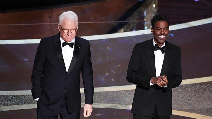 HOLLYWOOD, CALIFORNIA - FEBRUARY 09: (L-R) Steve Martin and Chris Rock speak onstage during the 92nd Annual Academy Awards at Dolby Theatre on February 09, 2020 in Hollywood, California. (Photo by Kevin Winter/Getty Images)