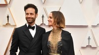 Pasangan suami-istri itu tampil serasi dengan busana serba hitam. Amy Sussman/Getty Images