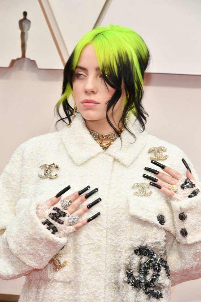 Tampil serba Chanel, Billie Eilish tetap konsisten dengan rambut hijaunya. Penyanyi 18 tahun itu pun tampil unik dengan kuku vampir super panjang dengan kuteks hitam.  Foto: dok. Getty Images