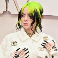 Tampil serba Chanel, Billie Eilish tetap konsisten dengan rambut hijaunya. Penyanyi 18 tahun itu pun tampil unik dengan kuku vampir super panjang dengan kuteks hitam.  Foto: dok. Getty Images