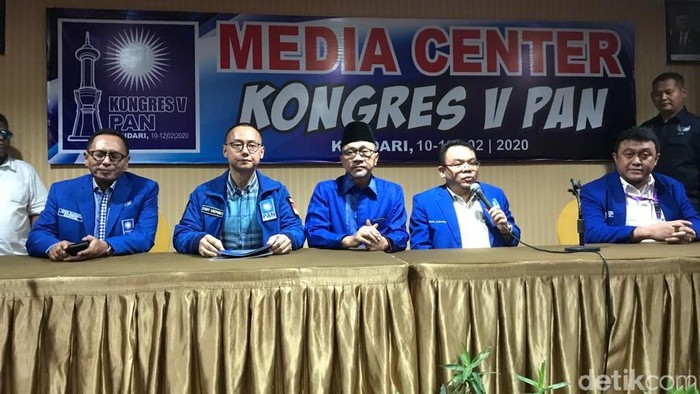 Zulhas usai mendaftar sebagai Caketum PAN (Foto: Zhacky/detikcom)