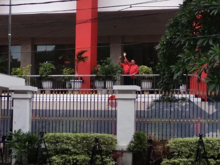 Sampai di DPP PDIP, Purnomo-Teguh Lambaikan Tangan