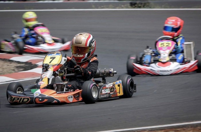 Pencapaian pembalap belia Qarrar Firhand di putaran 1 Kejurnas Gokart bertajuk Eshark Rok 2020 menuai hasil yang gemilang. Ia pun berhasil naik podium dan sabet gelar juara.