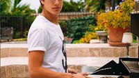 Tak hanya menikmati hidangan saja, youtuber tampan dengan gayanya yang kocak tersebut juga jago memasak. Seperti pada momen ini, ia dengan alat pemanggang siap membuat daging panggang. Foto: Instagram @eljuanpazurita