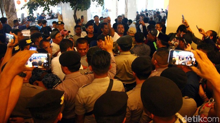 Keributan terjadi di arena Kongres PAN, Kendari, Sultra. Massa meminta panitia pengarah Kongres PAN menutup pendaftaran peserta kongres.