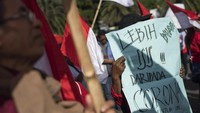 Mereka juga membawa bendera Merah Putih dalam aksinya.