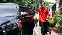 Gibran tampak mengenakan kemeja merah dengan logo PDIP saat tiba di kantor DPP PDIP, Jakarta.