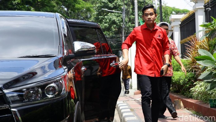 Putra Presiden Joko Widodo, Gibran Rakabuming Raka tiba di DPP PDIP Jakarta. Kedatangannya itu untuk menjalani uji kelayakan dan kepatutan Pilkada Solo.