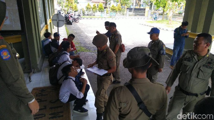 Pelajar Bolos di CIamis