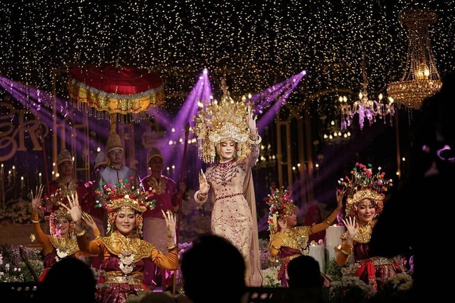 Aghnia Punjabi tampak ikut menari tarian adat Palembang di resepsi pernikahannya dengan Nukky. Foto: instagram @royalstory.picture