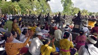 Khususnya warga Desa Kelaci, Kabupaten Tabanan, mereka bahkan rutin menggelar ritual adat dalam rangkaian peringatan pertempuran 20 Nopember 1946 yang dikenal dengan perang Puputan Margarana itu.