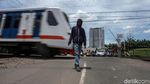 Bahaya! Perlintasan KA Rawa Buaya Tanpa Palang Pintu
