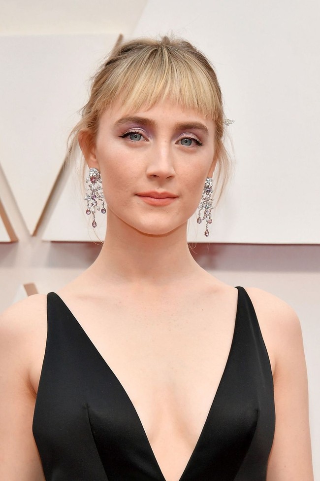 Bintang film Little Women, Saoirse Ronan mempesona dengan mengadaptasi tren makeup 2020. Wanita 25 tahun itu tampil dengan eyeshadow ungu dengan lipstik nude.  Foto: dok. Getty Images