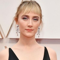 Bintang film Little Women, Saoirse Ronan mempesona dengan mengadaptasi tren makeup 2020. Wanita 25 tahun itu tampil dengan eyeshadow ungu dengan lipstik nude.  Foto: dok. Getty Images
