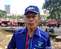 Hilangkan Lumpur Sisa Banjir, Petugas PPK Semprot Underpass Kemayoran