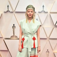 Penyanyi asal Norwegia, Aurora, sepertinya perlu menyewa personal stylist yang lebih baik. Penyanyi Frozen 2 in mengenakan blouse kimono dan celana bervolume, dengan aksen fringe. Penampilannya membuatnya mirip karakter Rey di film Star Wars: The Rise of Skywalker. Foto: Amy Sussman/Getty Images