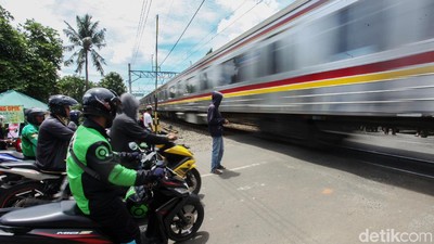 Bahaya! Perlintasan KA Rawa Buaya Tanpa Palang Pintu