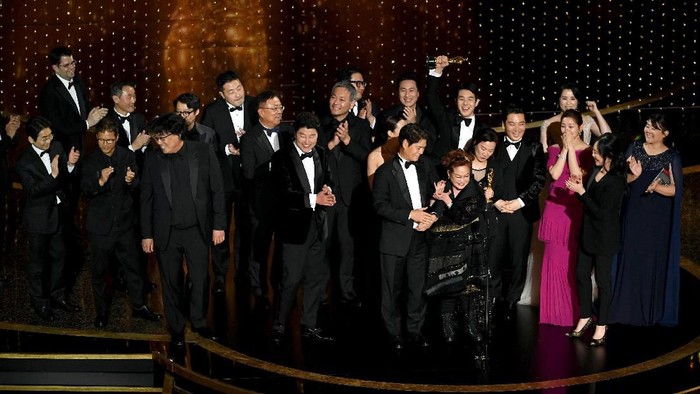 Parasite HOLLYWOOD, CALIFORNIA - FEBRUARY 09: Parasite cast and crew such as Cho Yeo-jeong, Park So-dam, Choi Woo-shik, Kang-Ho Song,Yang Jin-mo, Jin Won Han, Kwak Sin-ae, Ha-jun Lee, Yang-kwon Moon, Kang-ho Song, Yeo-jeong Jo, Bong Joon-ho, and Sun-kyun Lee accept the Best Picture award onstage during the 92nd Annual Academy Awards at Dolby Theatre on February 09, 2020 in Hollywood, California. (Photo by Kevin Winter/Getty Images)