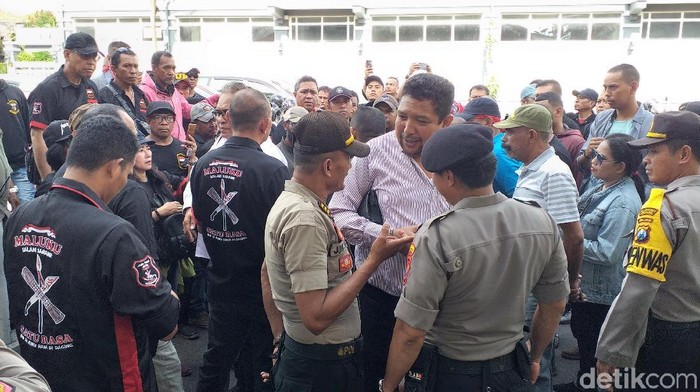 warga maluku ngeluruk polrestabes Surabaya