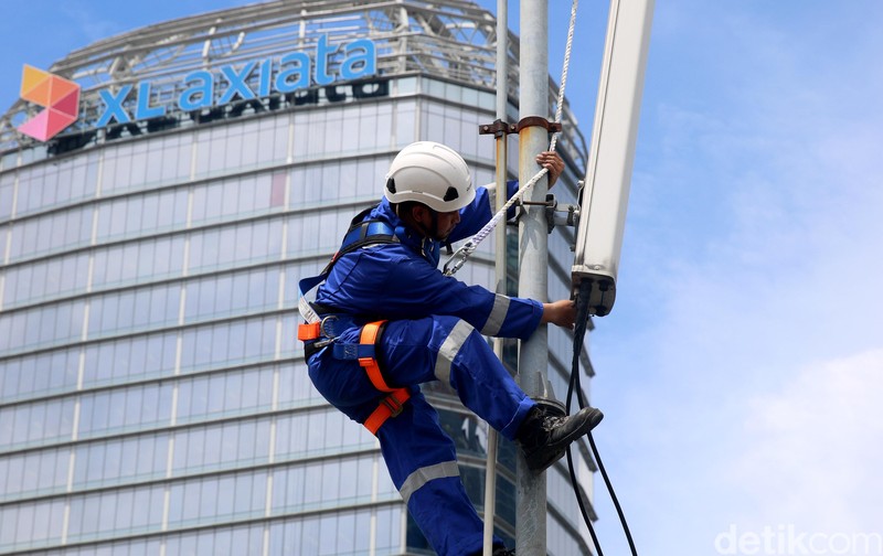 Teknisi XL Axiata memeriksa perangkat BTS di kawasan Rasuna Said, Jakarta, Senin (10/2/2020). XL Axiata Tbk berhasil meraih pendapatan sebesar Rp 25,15 trilliun atau meningkat sembilan persen dibandingkan tahun sebelumnya, yang didorong oleh peningkatan pendapatan layanan sebesar 15 persen YoY, dan pertumbuhan pendapatan tersebut melampui pendapatan rata-rata industri.