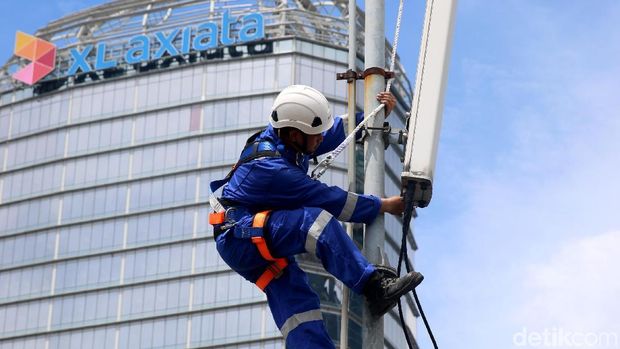 Teknisi XL Axiata memeriksa perangkat BTS di kawasan Rasuna Said, Jakarta, Senin (10/2/2020). XL Axiata Tbk berhasil meraih pendapatan sebesar Rp 25,15 trilliun atau meningkat sembilan persen dibandingkan tahun sebelumnya, yang didorong oleh peningkatan pendapatan layanan sebesar 15 persen YoY, dan pertumbuhan pendapatan tersebut melampui pendapatan rata-rata industri.