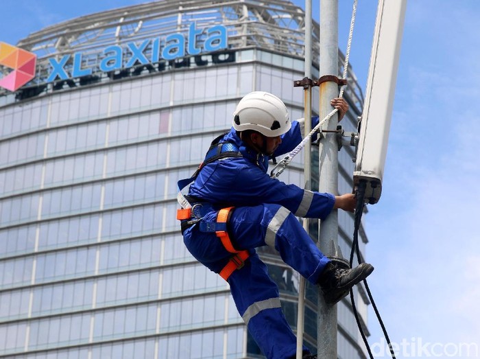 Teknisi XL Axiata memeriksa perangkat BTS di kawasan Rasuna Said, Jakarta, Senin (10/2/2020). XL Axiata Tbk berhasil meraih pendapatan sebesar Rp 25,15 trilliun atau meningkat sembilan persen dibandingkan tahun sebelumnya, yang didorong oleh peningkatan pendapatan layanan sebesar 15 persen YoY, dan pertumbuhan pendapatan tersebut melampui pendapatan rata-rata industri.