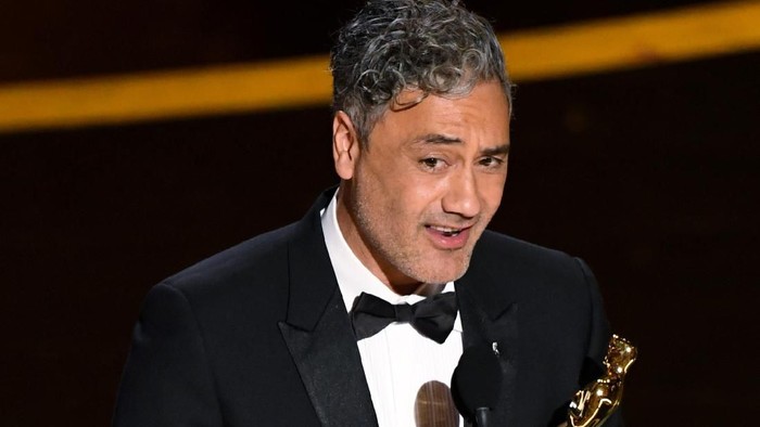 HOLLYWOOD, CALIFORNIA - FEBRUARY 09: Taika Waititi accepts the Writing - Adapted Screenplay - award for Jojo Rabbit onstage during the 92nd Annual Academy Awards at Dolby Theatre on February 09, 2020 in Hollywood, California. (Photo by Kevin Winter/Getty Images)