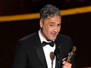 Duh! Taika Waititi Simpan Piala Oscar di Bawah Kursi