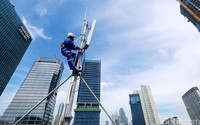 Teknisi XL Axiata memeriksa perangkat BTS di kawasan Rasuna Said, Jakarta, Senin (10/2/2020). XL Axiata Tbk berhasil meraih pendapatan sebesar Rp 25,15 trilliun atau meningkat sembilan persen dibandingkan tahun sebelumnya, yang didorong oleh peningkatan pendapatan layanan sebesar 15 persen YoY, dan pertumbuhan pendapatan tersebut melampui pendapatan rata-rata industri.