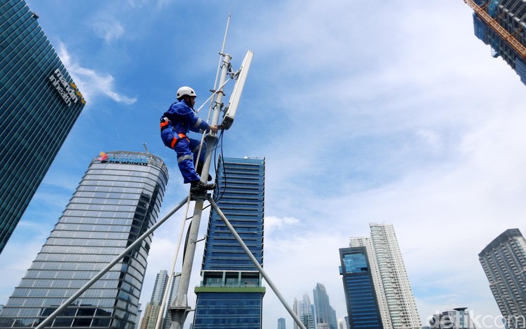 Teknisi XL Axiata memeriksa perangkat BTS di kawasan Rasuna Said, Jakarta, Senin (10/2/2020). XL Axiata Tbk berhasil meraih pendapatan sebesar Rp 25,15 trilliun atau meningkat sembilan persen dibandingkan tahun sebelumnya, yang didorong oleh peningkatan pendapatan layanan sebesar 15 persen YoY, dan pertumbuhan pendapatan tersebut melampui pendapatan rata-rata industri.