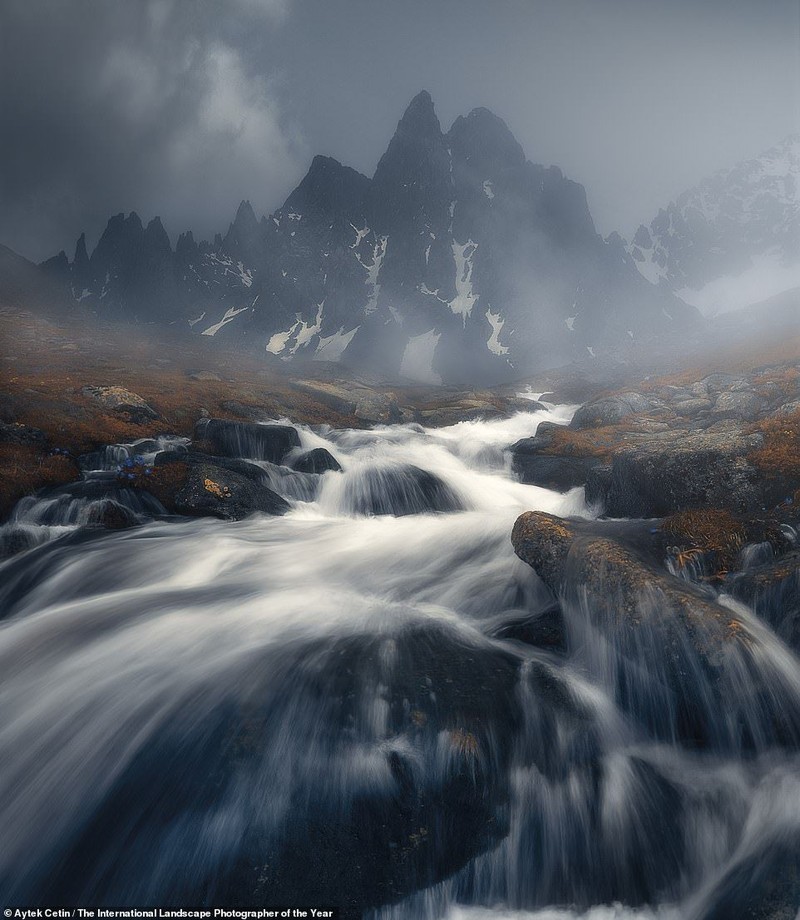 Dari cahaya aurora hingga pegunungan dramatis ditampilkan dalam deretan juara lomba foto lansekap internasional 2020. Yuk, intip potret keindahannya.