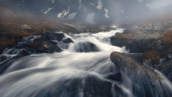 Pegunungan Kackar yang menjulang di atas Laut Hitam di pantai Timur Turki terlihat mendebarkan. Foto ini diambil oleh Aytek Cetin dari Turki. Aytek Cetin/The International Landscape Photographer of The Year.
