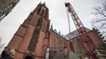 Crane Timpa Atap Gereja Frankfurter Dom Imbas Badai Sabine