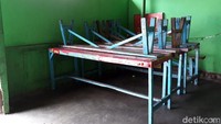 Bangku-bangku di warung makan legendaris itu tampak masih berada di atas meja.