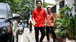 Gaya Gibran Rakabuming Saat Tiba di DPP PDIP Jakarta