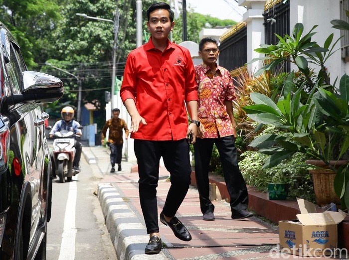 Putra Presiden Joko Widodo, Gibran Rakabuming Raka tiba di DPP PDIP Jakarta. Kedatangannya itu untuk menjalani uji kelayakan dan kepatutan Pilkada Solo.