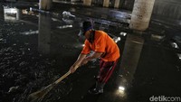 Petugas mulai membersihkan lumpur sisa banjir.