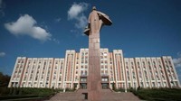 Karena tekanan dan tanpa pengakuan, banyak warga Tiraspol yang akhirnya keluar dari kota dan berkerja di Rusia. Tak semuanya begitu, penduduk kota yang masih tinggal di Tiraspol merasa sangat bahagia meski tak diakui. (BBC/Getty Images)
